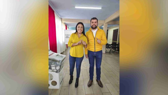 Susy Ruiz vota en Tzintzingareo; se dice contenta y entusiasmada