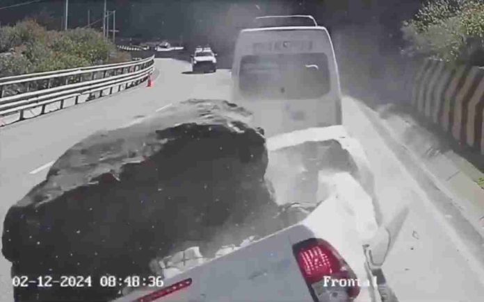 Roca gigante se derrumba y cae sobre camioneta: 3 fallecidos