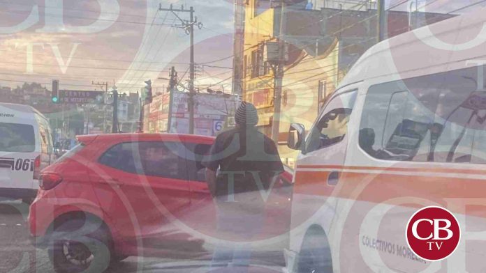Combi y auto chocan al norte de Morelia