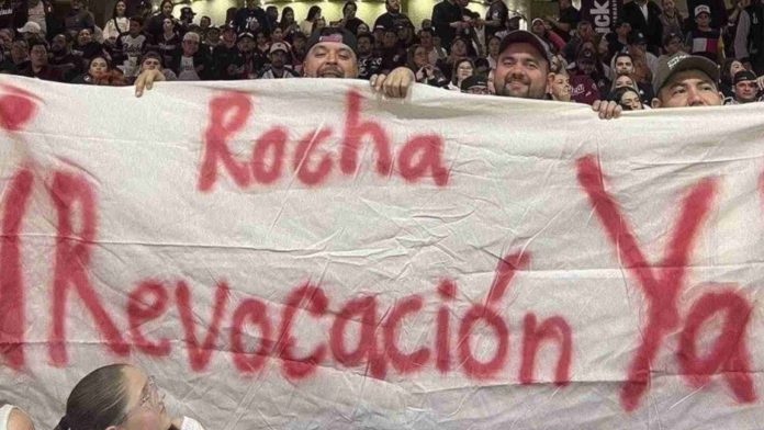 Aficionados de Tomateros de Culiacán protestan contra violencia en Sinaloa
