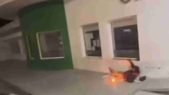 Mujeres lanzan explosivo a hombre en situación de calle en SLP