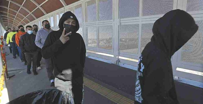 Activistas piden en puente México-EE.UU. apoyo a deportados sin “dinero ni dónde quedarse”