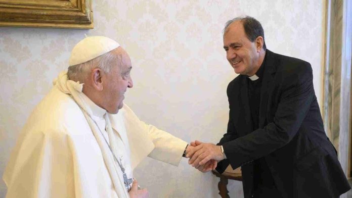 Papa Francisco sufre caída y se lesiona el brazo