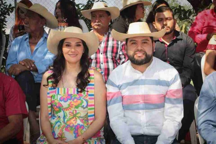 Color y alegría en Tuzantla: Octavio Ocampo presente en el tradicional Desfile de Año Nuevo