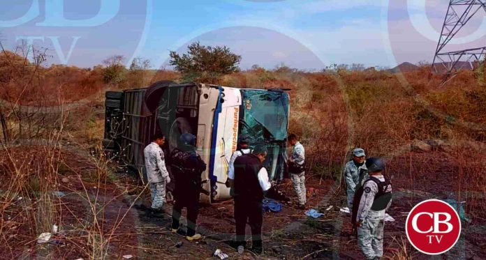Femina muerta deja volcadura de autobus en Nueva Italia
