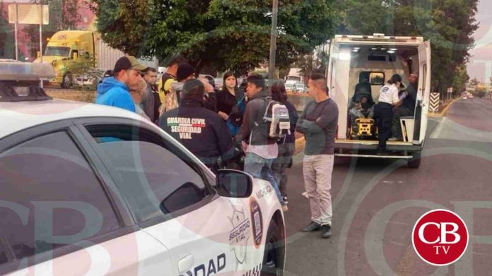 Moto choca camioneta en el libramiento de Morelia