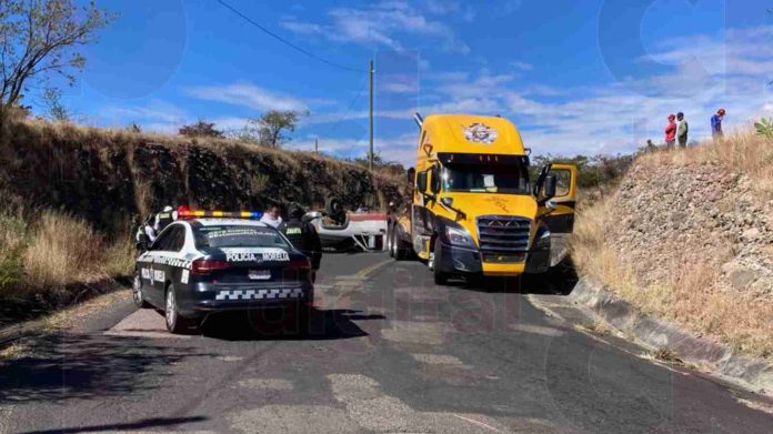 Camioneta vuelca en el camino para Atecuaro