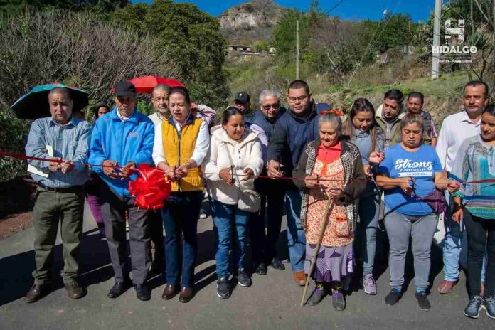 En intensa gira de trabajo por la localidad de Caleras, la Presidenta Municipal de Hidalgo, C. Jeovana Alcántar, acompañada de funcionarios municipales, inauguró la primera etapa de la pavimentación asfáltica del acceso a la localidad de Caleras, beneficiando a los habitantes de dicho lugar, que contarán con mejores vialidades.