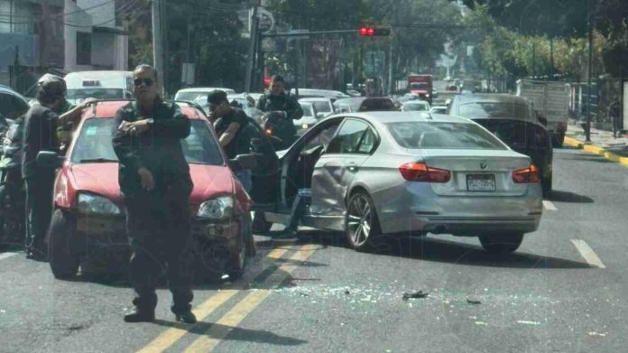 Auto compacto le pega a un BMW en Morelia