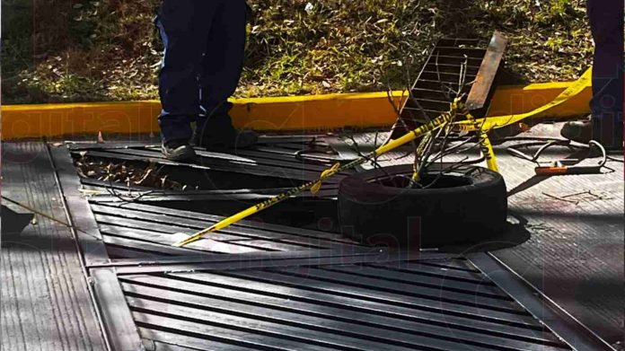 Automovilistas se quejan por el mal estado de las alcantarillas en la calle Puente de Alvarado