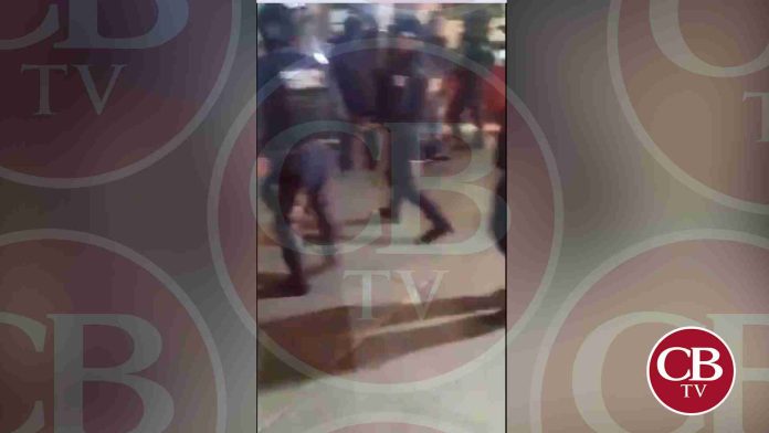 #VIDEO: Confrontación entre Policías y Vecinos en Uruapan por construcción de Torre del Teleférico