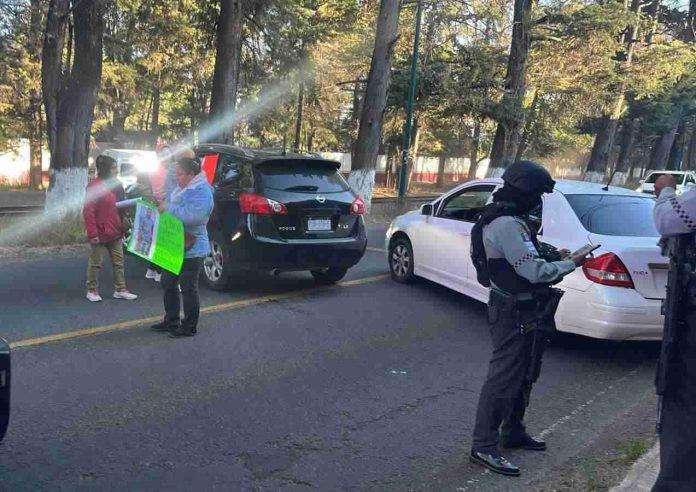 Bloqueo en la carretera Pátzcuaro - Morelia exigen aparición con vida de Estanislao Omar Melchor Ayala