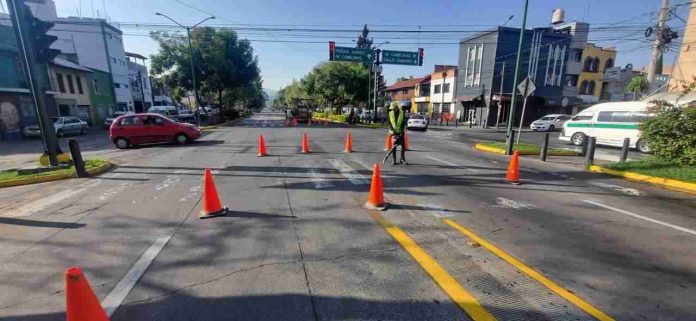 Gobierno de Morelia avanza en balizamiento de la Calzada Juárez para una mayor seguridad vial