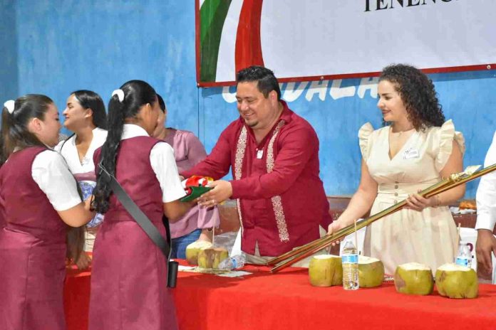 Conmemoran el Día de la Bandera con Concurso de Escoltas en La Mira