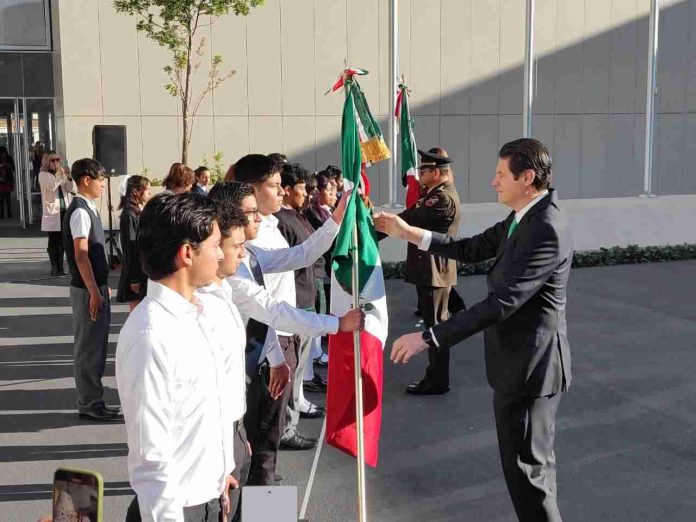 Alcalde de Morelia encabeza izamiento de la Bandera Nacional de México, en el CAM