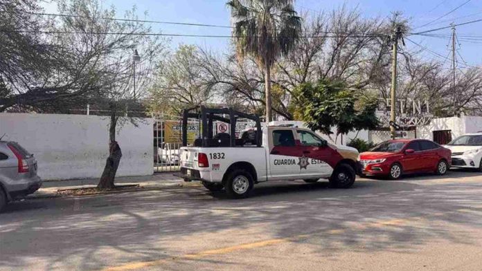 Alumno de secundaria llevaba réplica de un arma oculta entre sus útiles