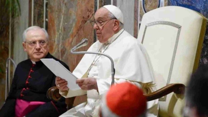 El papa Francisco es internado por una bronquitis