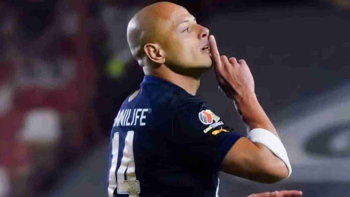 Festejo de Chicharito Hernández causa polémica