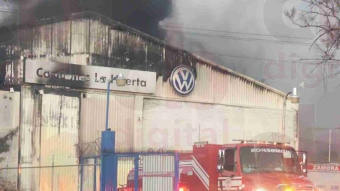 Se quema bodega de Volkswagen de Zamora