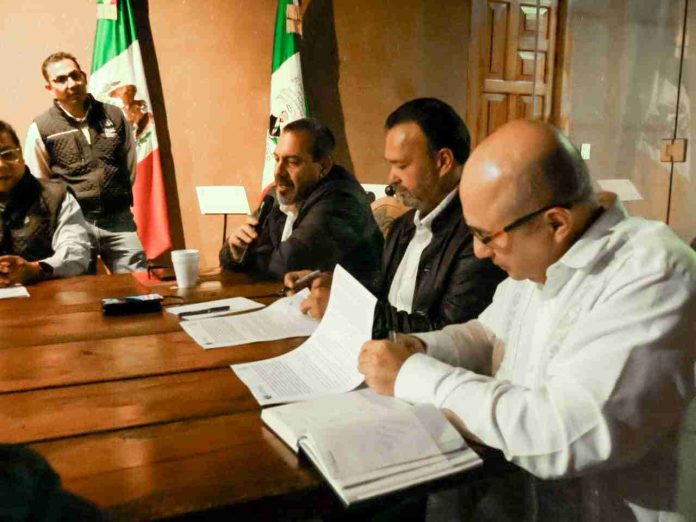 Julio Arreola firma convenio para la conservación del Lago de Pátzcuaro
