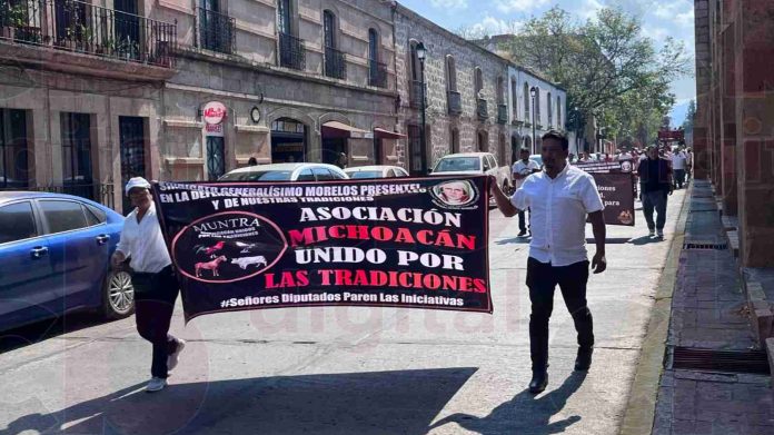 Asociaciones marchan a favor de las corridas de toros y peleas de gallos