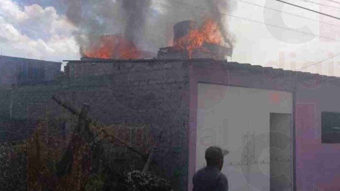Morelia, Michoacán.- Miércoles 12 de febrero de 2025.- Fuerte movilización de bomberos provocaron un incendio, en casa habitación.