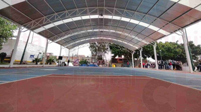 Alcalde inaugura techumbres en la Leandro Valle