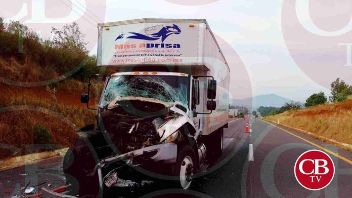 Un camión tipo Torton chocó por alcance contra un vehículo cargado con madera, que continuó su marcha, mientras que el conductor de la primera unidad resultó herido y fue hospitalizado.