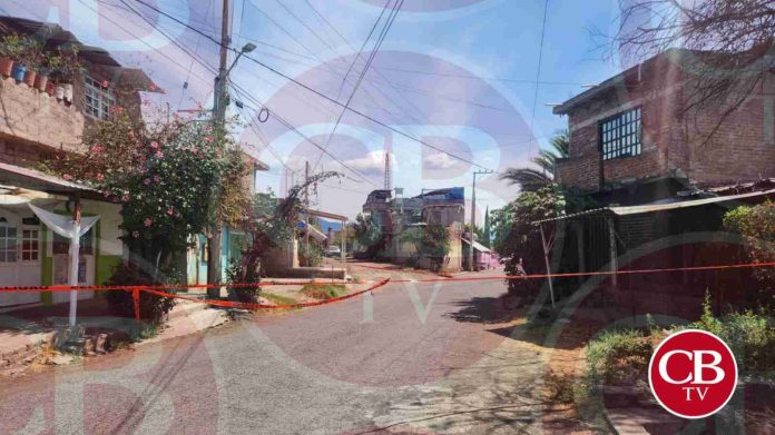 Un adolescente fue privado de la vida con disparos de arma de fuego en la colonia Lázaro Cárdenas, de la ciudad de Zamora. Los operadores del C5i - fueron alertados sobre una persona atacada a balazos por sujetos armados en las calles Lázaro Cárdenas y Ferrocarril.