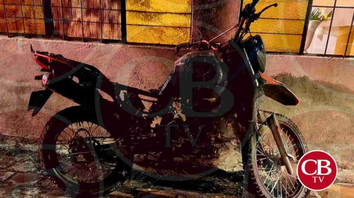 Explosión de violencia en Uruapan: Atacan motocicleta con bomba molotov