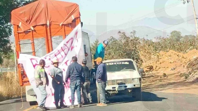 Bloquean la carretera Carapan-Zamora