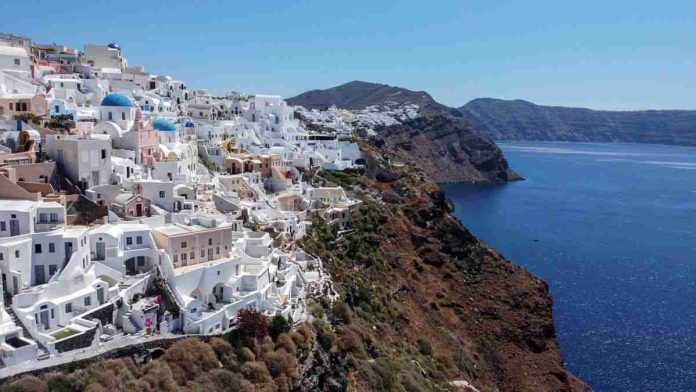 Miles de personas abandonan Santorini por temor a los sismos