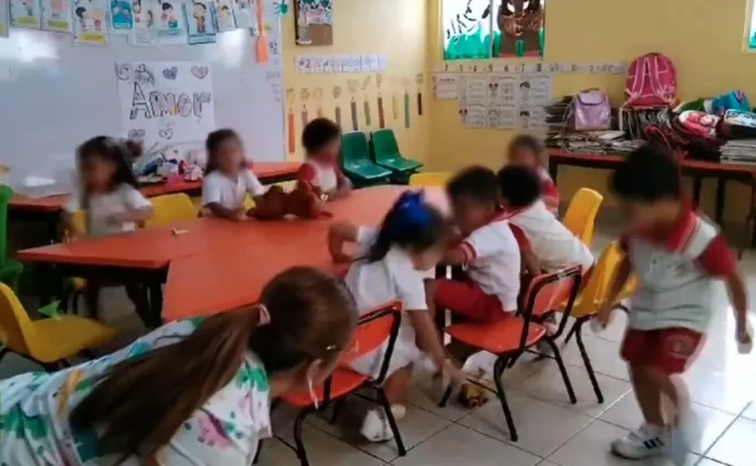 Maestra de Acapulco compone canción para enseñar a sus alumnos cómo actuar ante una balacera