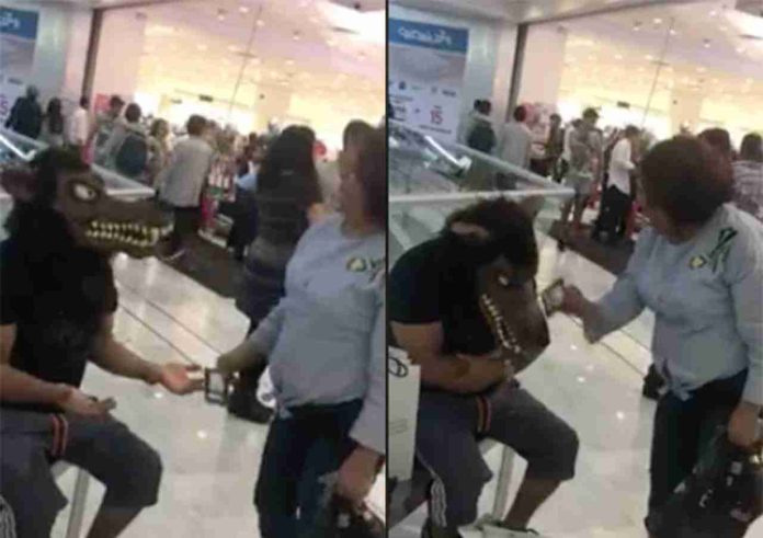 Mujer regaña a su esposo por utilizar máscara de lobo causando risas