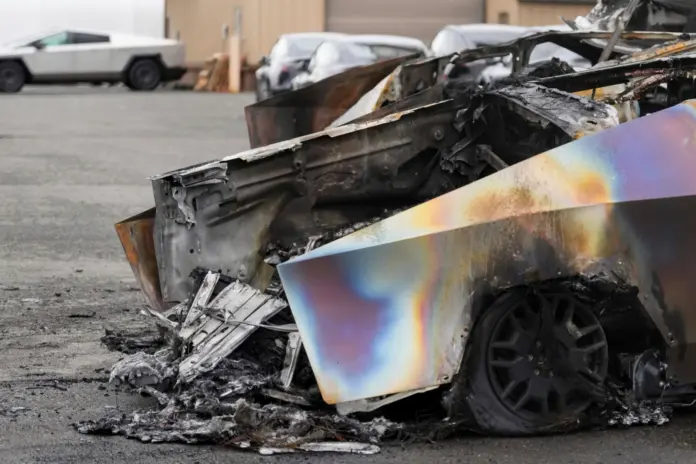 Atacan con bombas y balas a concesionarios de Tesla