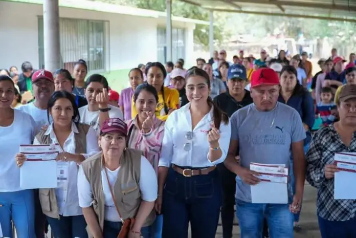 PRESIDE YOHANA MENDOZA LA ENTREGA DE BECAS “RITA CETINA” EN EL MUNICIPIO DE ARIO