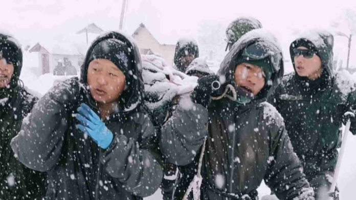 Al menos 54 personas atrapadas por avalancha en el Himalaya