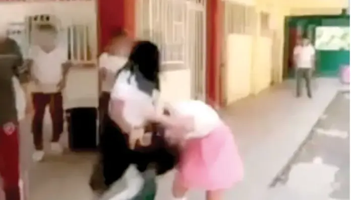Video: Niña con autismo sufre bullying en secundaria
