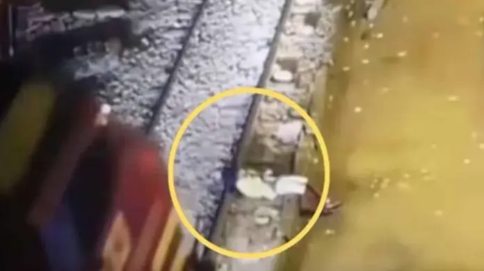 Tren pasa por encima de joven que se acostó en vías