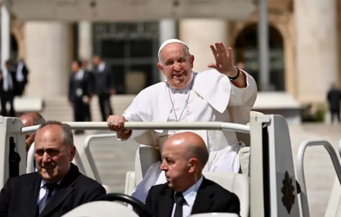 Vaticano confirma que el Papa Francisco se encuentra fuera de peligro