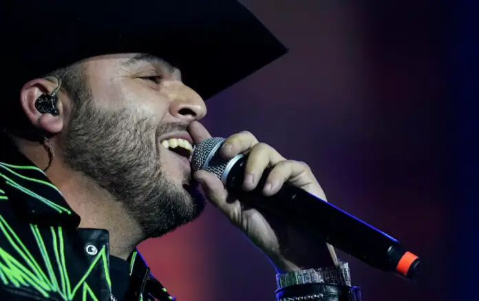 Quitan a Gerardo Ortiz de la feria de Puebla tras admitir que cantó para el CJNG