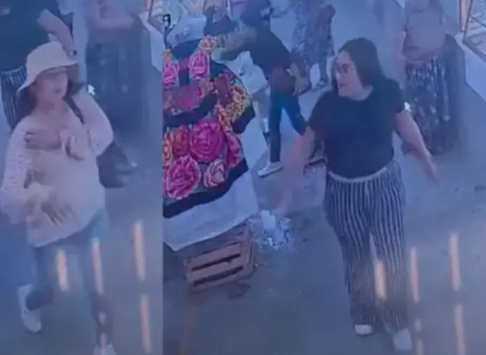 Mujeres arrojan cloro a trajes típicos en Oaxaca