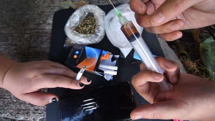 #Video: Captan en video a traficantes vendiendo droga en la vía pública en CDMX