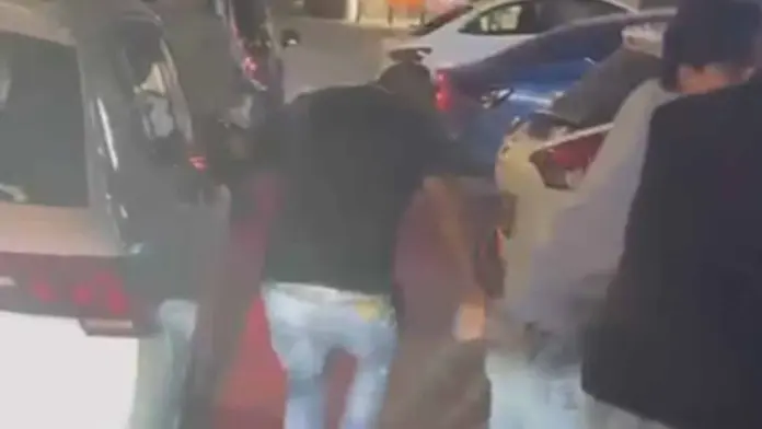 Exhiben a hijo de alcalde de SLP golpeando a un joven afuera de un antro