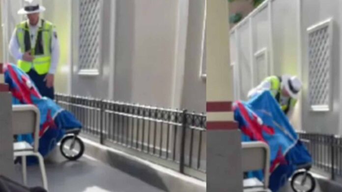 Padres abandonan en su carriola a su hijo para subir a una atracción en Disneyland