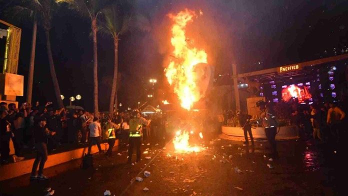 Prende fuego a figura inspirada en Fofo Márquez en Mazatlán
