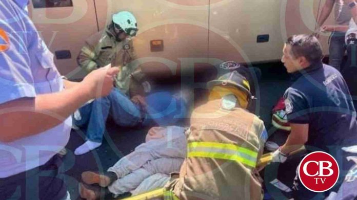 Tráiler desbarata taxi en la Morelia-Pátzcuaro