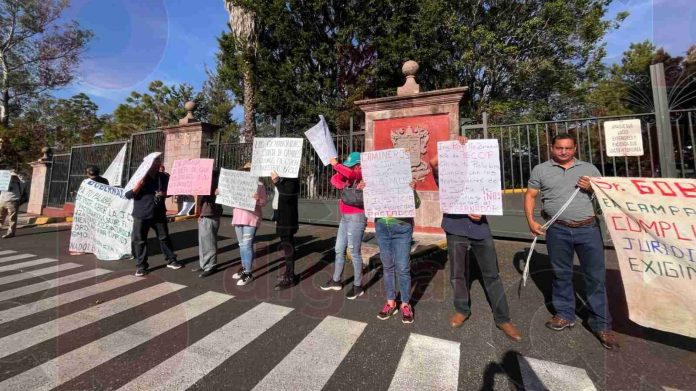Extrabajadores de la Junta de Caminos se manifiestan en Casa Michoacán