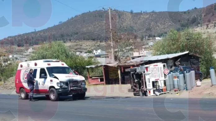 Vuelca camioneta con cilindros de gas al oriente de Morelia