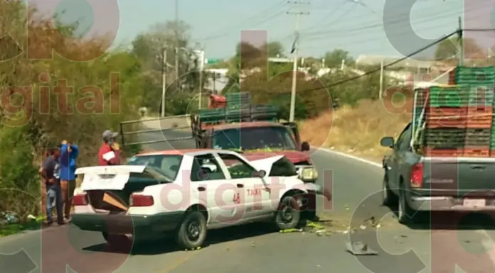 Camioneta con limones choca un taxi en Apatzingán